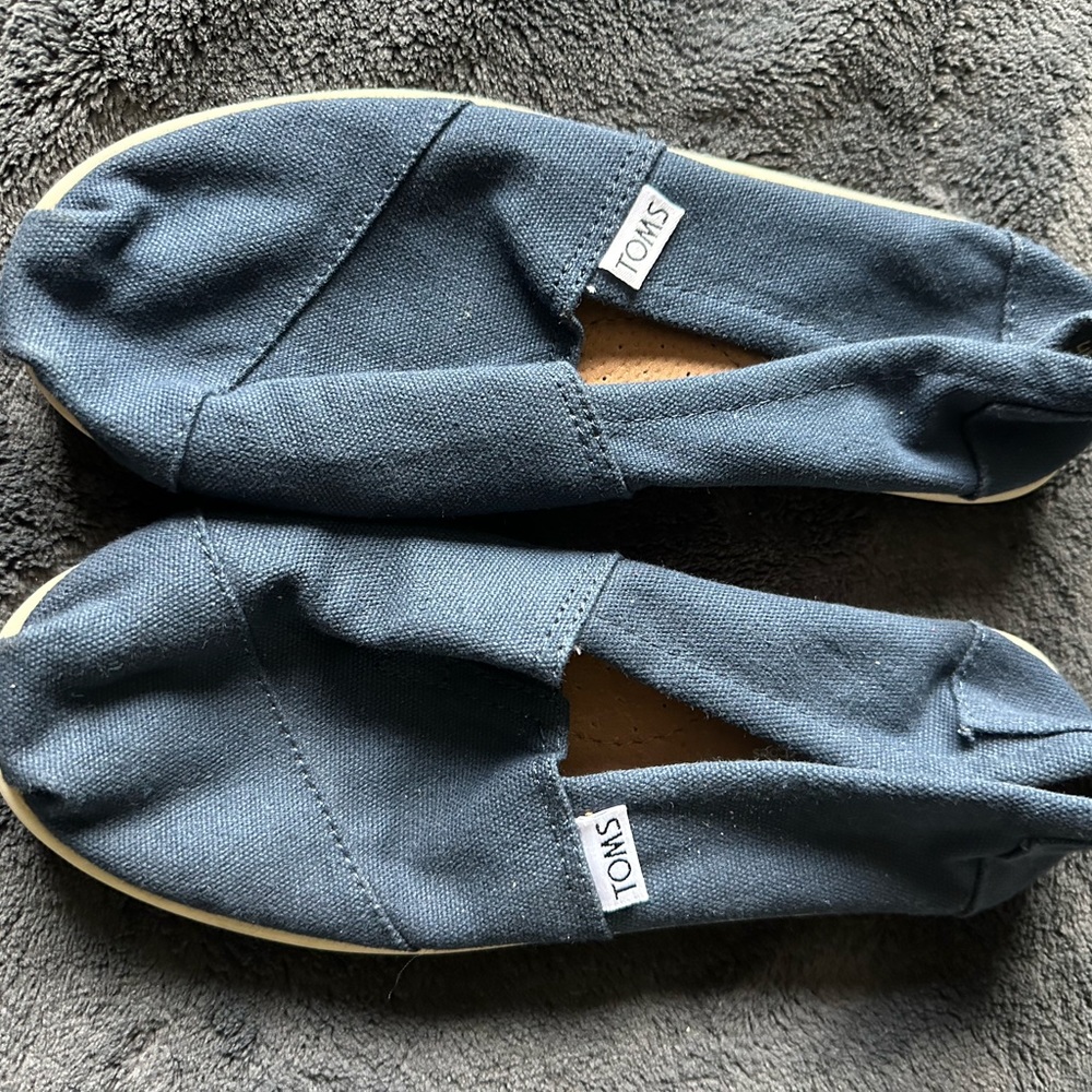 Toms youth shoes
